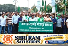 बोकारो गांधी चौक पर SAIL और NJCS के खिलाफ पुतला दहन करते मजदूर